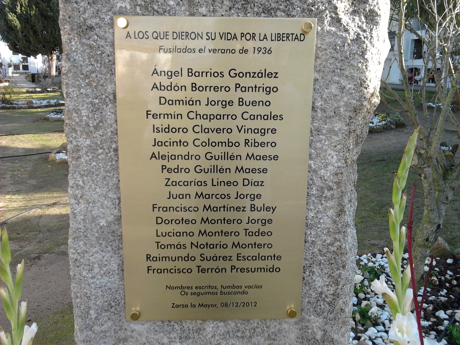 Monolito en homenaje a los fusilados en el cementerio de Zarza la Mayor