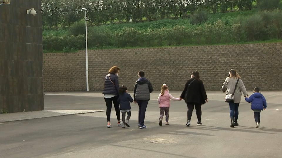 Padres acuden con sus hijos al cribado