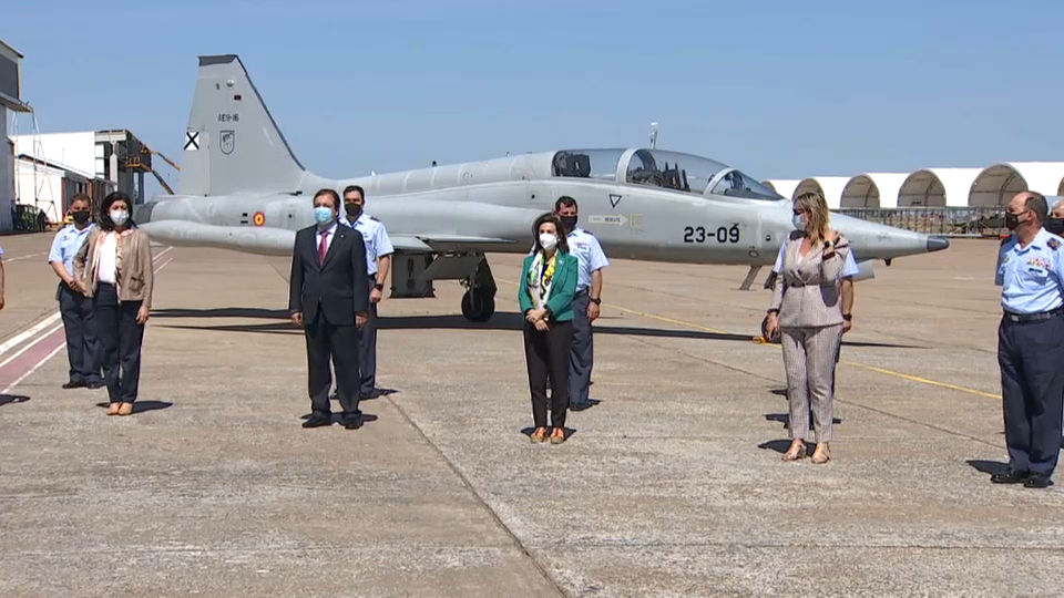 Autoridades durante la visita de Margarita Robles a la Base Aérea de Talvera
