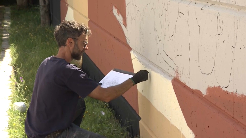 Jesús Mateos Brea, pintando Mural. Plasencia