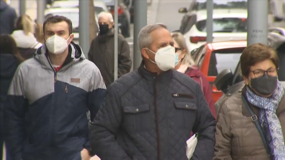 Extremeños usando la mascarilla en la calle.
