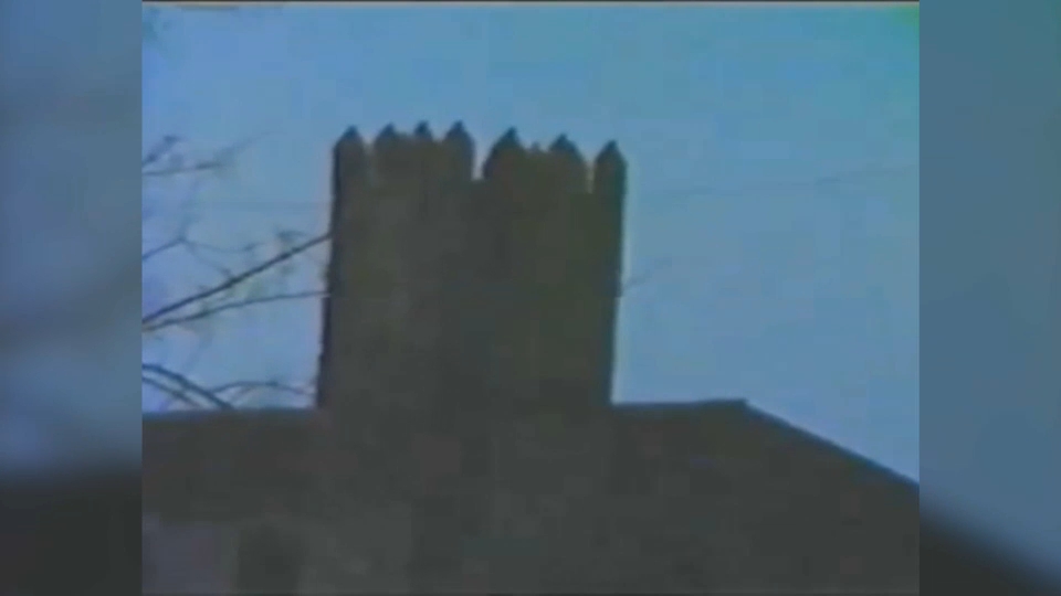 Torre de vigía del campo de concentración de Montijo. Imagen grabada en 1985 por Antonio Álvarez