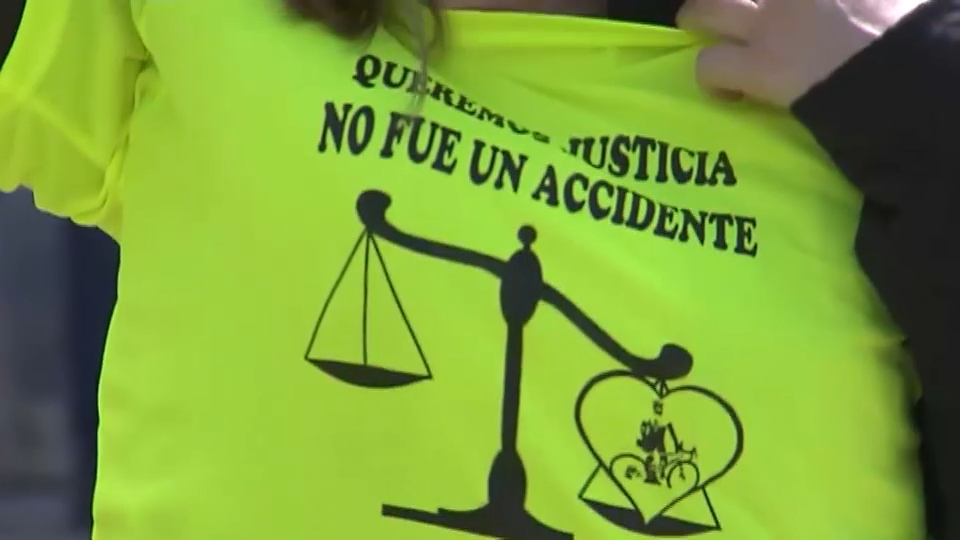 Camiseta protesta fuentes de león ciclista fallecido