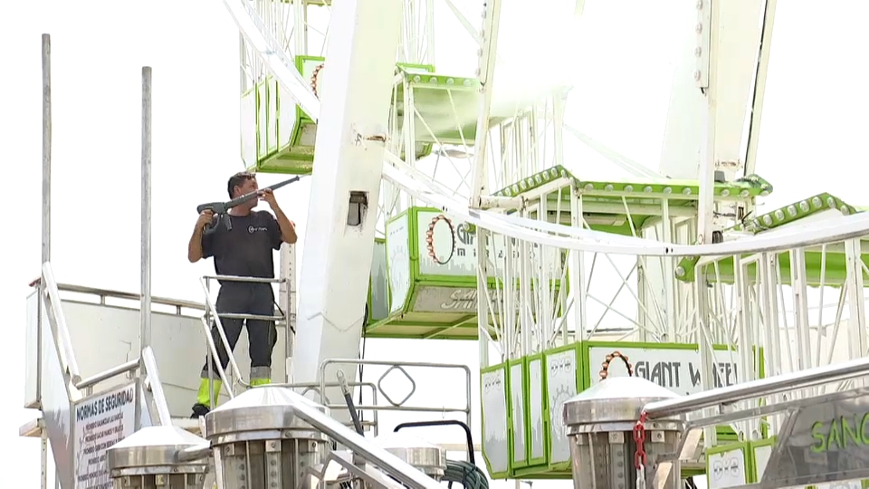 un operario limpiando la noria esta mañana 