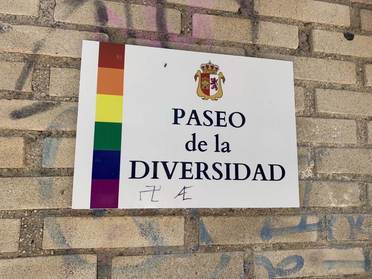 Pintada del símbolo nazi en la placa del Paseo de la Diversidad de Cáceres