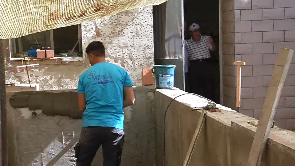 Un trabajador construye una piscina particular