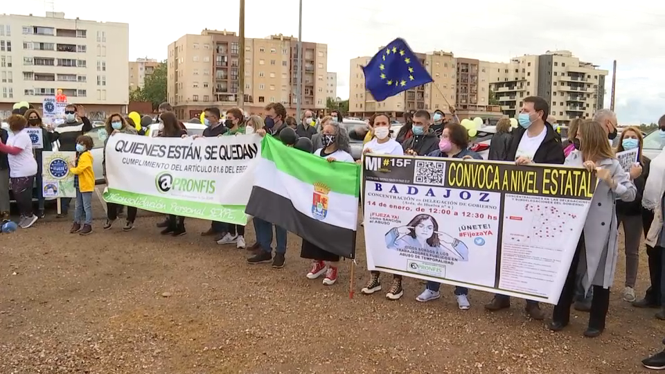 Manifestantes en Badajoz con pancartas
