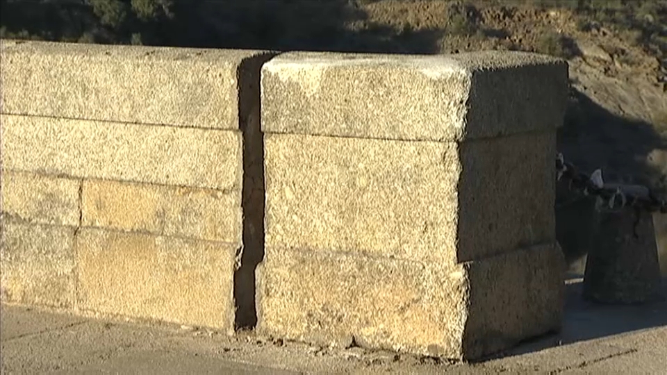 Pretil roto del puente de Alcántara