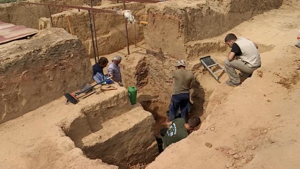 Arqueólogos excavando en una de las puertas halladas