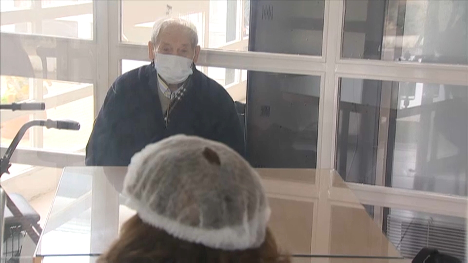 Nicasio Moreno durante la visita con su hija