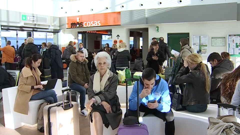 Pasajeros esperando en la estación de trenes de Cáceres