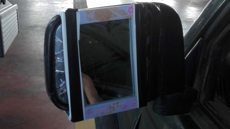 Retrovisor con espejo de mano.