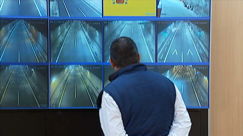 Sala de control de cámaras que vigilan el túnel de Miravete