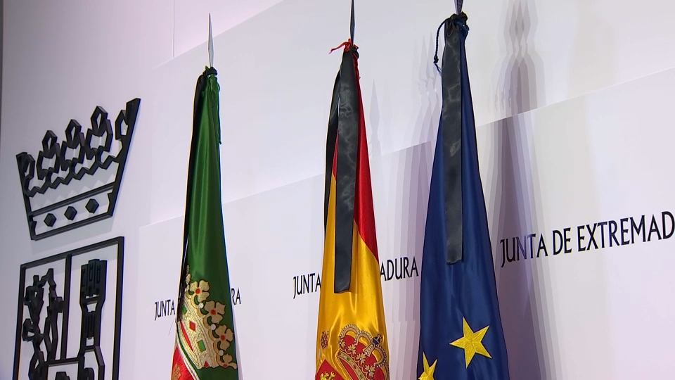 Banderas a media asta y con crespón negro en la sala de prensa de Presidencia