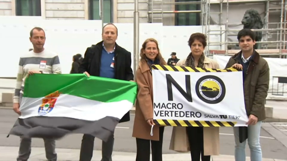 "Salva tu Tierra" recaba apoyos en el Congreso de los Diputados