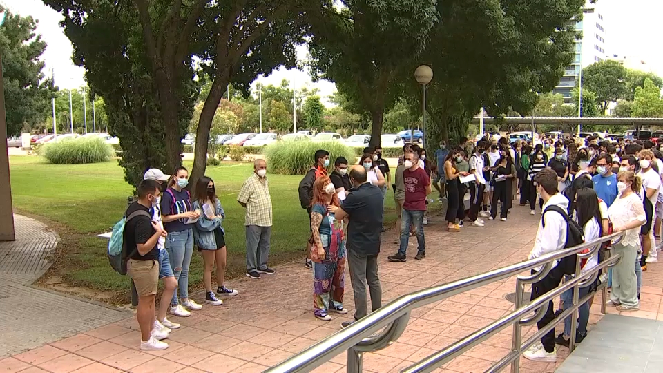 alumnos de la EBAU esperando para entrar hoy 