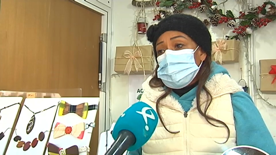 tendera en uno de los puestos artesanos del mercadillo navideño de Cáceres