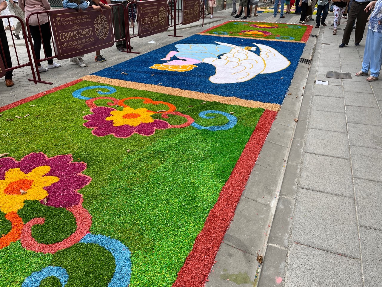 Detalle de una alfombra de serrín de corcho