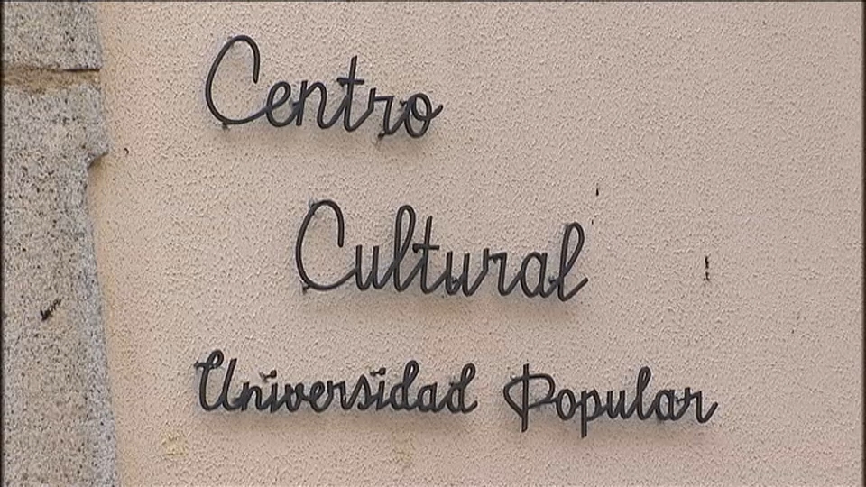 Entrada de la sede de la Universidad Popular de Guareña