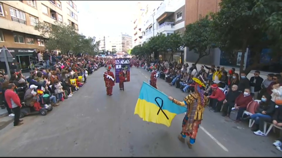 Bandera ucraniana en el desfile de comparsas de Badajoz.