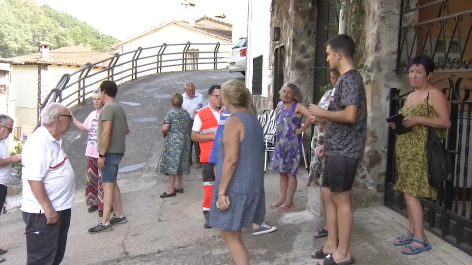Vecinos de Las Mestas esperan en la calle para ser desalojados