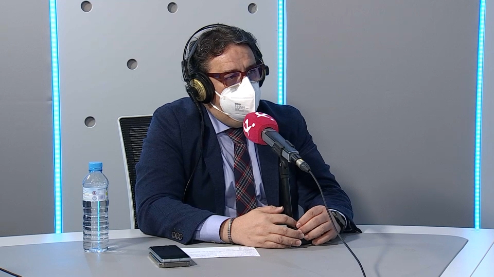 El consejero de Sanidad, José María Vergeles, durante su entrevista en Canal Extremadura Radio