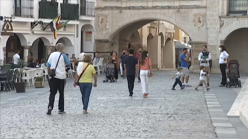 Gente paseando por la Plaza Alta