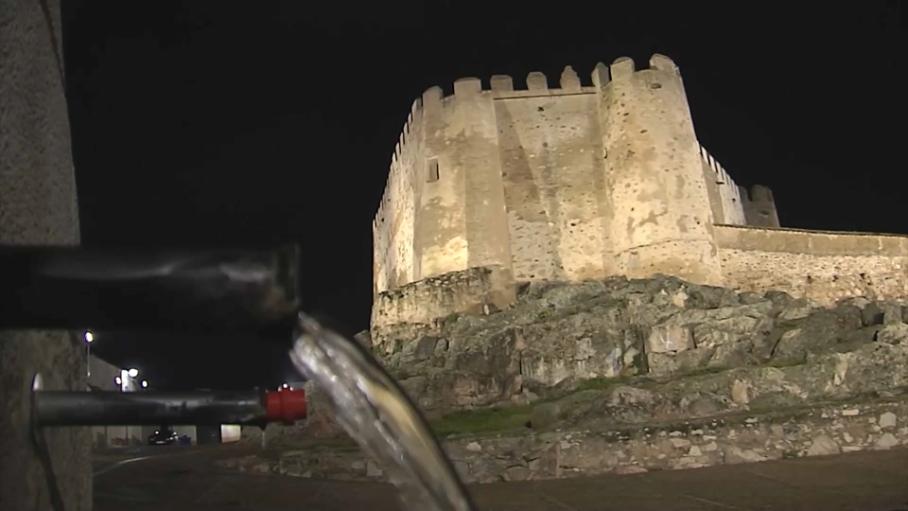 Valencia del Ventoso inaugura la iluminación artística de su castillo y su Iglesia