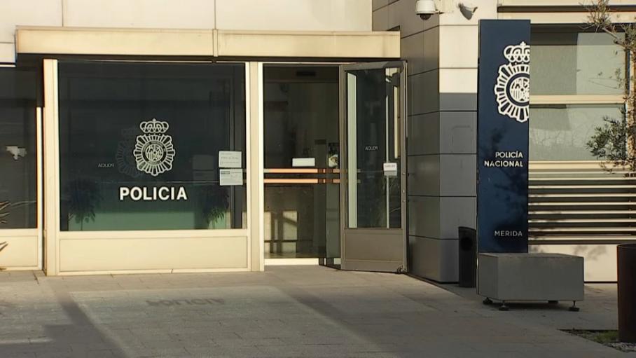 Detenida una mujer de 53 años en Mérida por contratar tres líneas de teléfono con un DNI extraviado