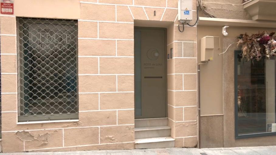 Apartamentos turísticos con la placa arrancada