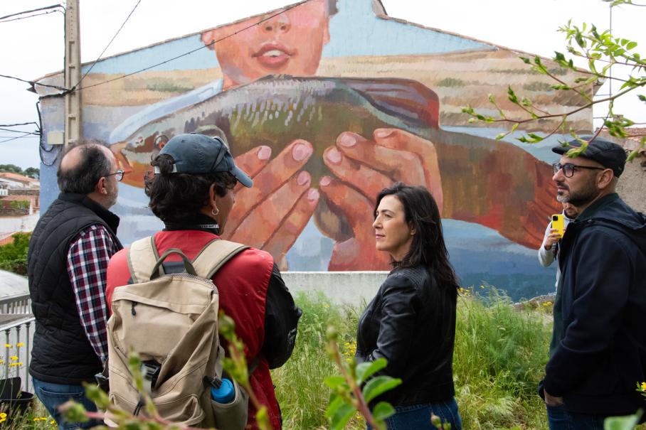 La dehesa o la pesca tradicional de tencas, temáticas de los nuevos murales de Muro Crítico en Piedras Albas