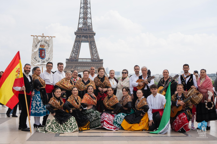 El grupo de Coros y Danzas "La Encinilla", de Torre de Santa María, ha llevado hasta la Torre Eiffel, los ritmos de la región