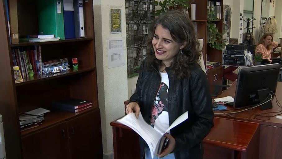 Irene de Miguel, portavoz de Unidas por Extremadura, con la propuesta, para registrarla en la Asamblea de Extremadura