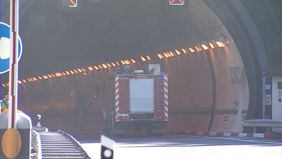 Corte total de la circulación en el tunel de Miravete en sentido Badajoz por el vuelvo de un camión