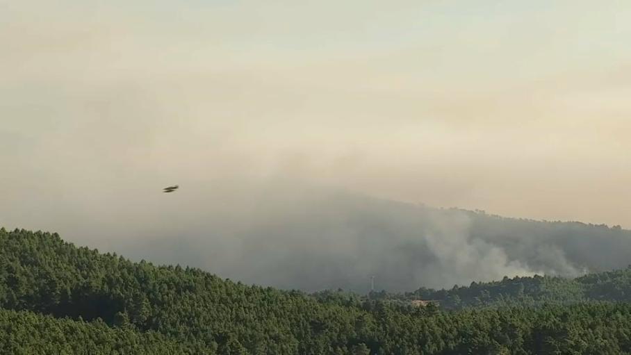 El incendio en Las Hurdes tiene abierta una "ventana de oportunidad" hasta las 18,00 horas, cuando cambiará el viento