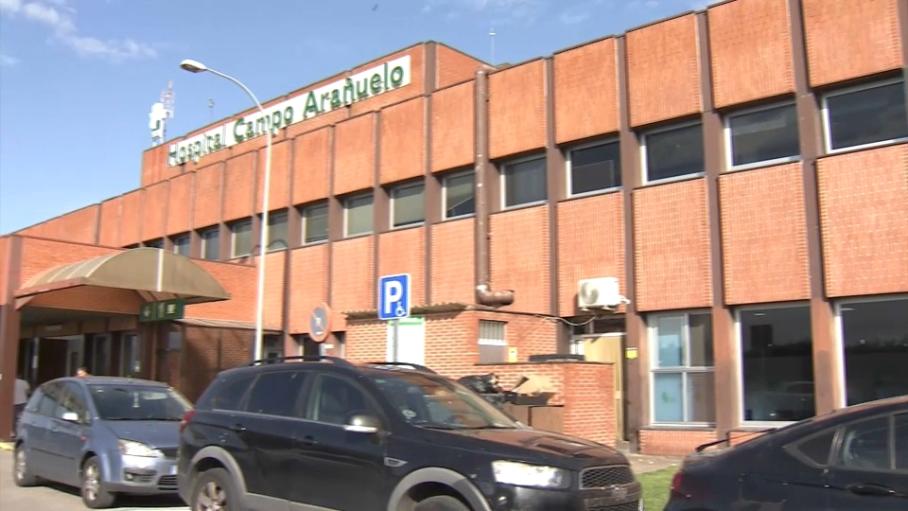 La sección sindical de UGT en el Hospital Campo Arañuelo de Navalmoral de la Mata ha alertado de la "situación de abuso y desprecio" que sufre el colectivo de Cuidados Auxiliares en Enfermería (TCAES) en relación con la licitación del servicio de limpieza y la "imposición de tareas que no les competen según el Estatuto Marco ni ningún documento reglado". Unas "tareas impuestas fuera de funciones", ya que "con total falta de respeto" se pretende que estos trabajadores "asuman tareas que en ningún caso están