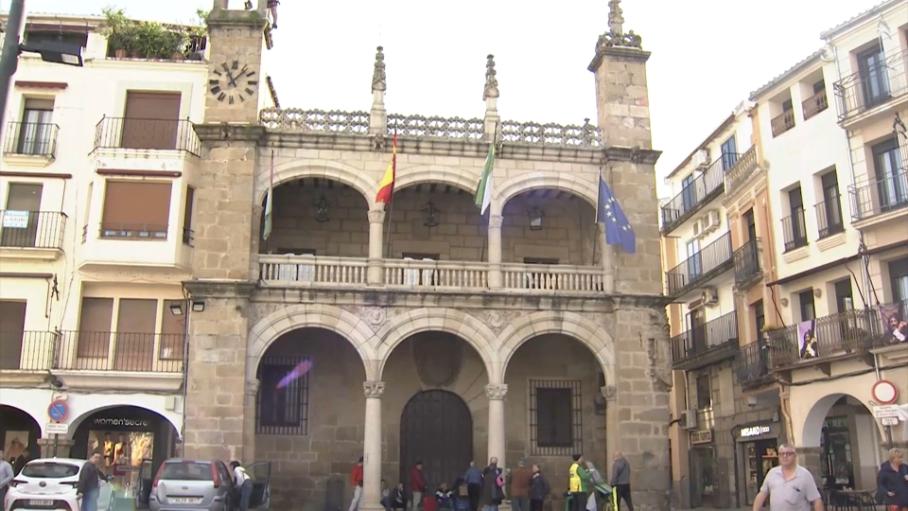Cinco jóvenes detenidos, cuatro de ellos menores, por incendiar tres contenedores en Plasencia