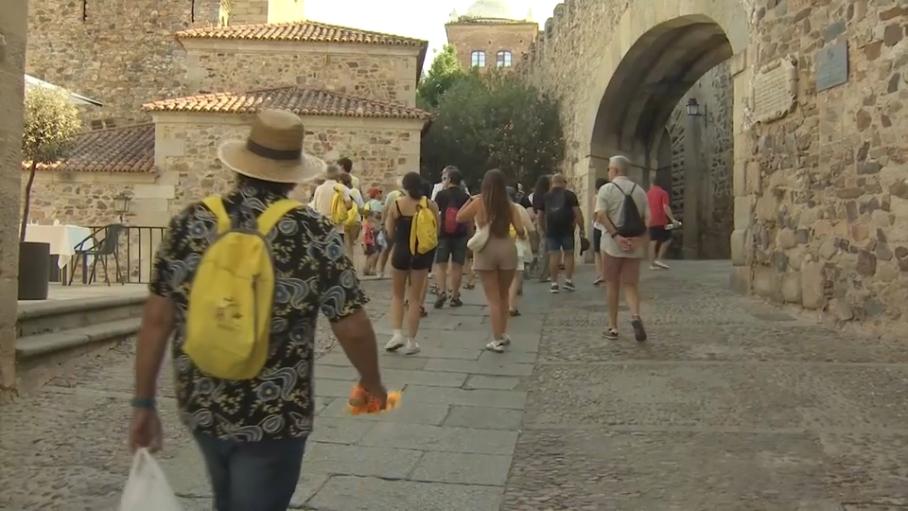 El PSOE apunta que la Junta "da la espalda" a empresarios turísticos y el Ejecutivo regional asegura que el sector experimenta un crecimiento "sin precedentes"