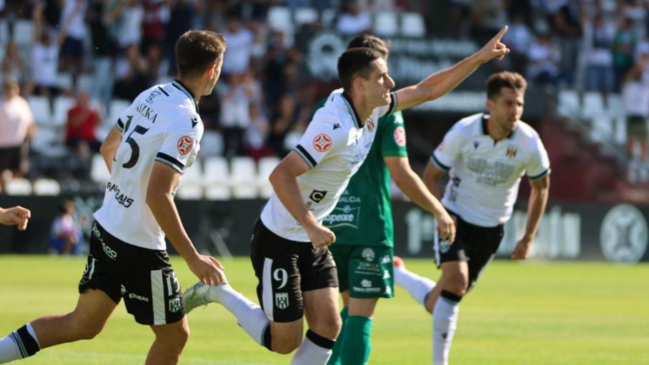 Álvaro García celebra uno de los tres goles logrados en el partido