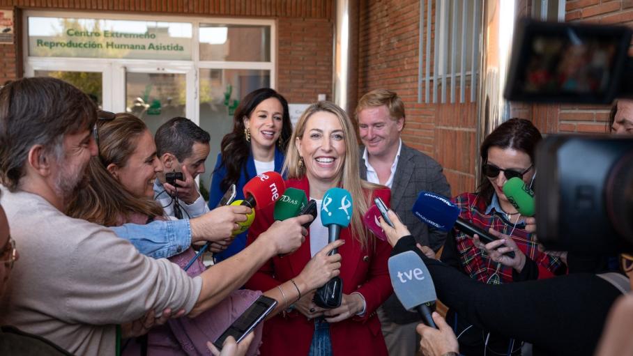 La presidenta de la Junta, María Guardiola, en declaraciones a los medios en Badajoz
