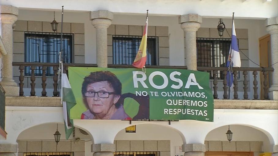 Pancarta de Rosalía Cáceres en la fachada del Ayuntamiento de Bohonal de Ibor durante una concentración en mayo de 2025