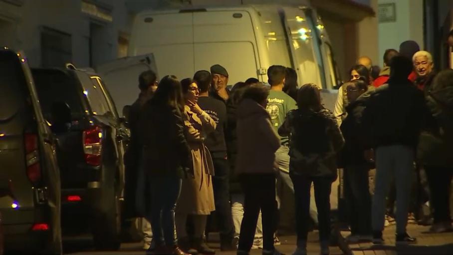Los vecinos de Hornachos se aglutinan junto al operativo de la Guardia Civil durante el registro de este miércoles 11 de marzo