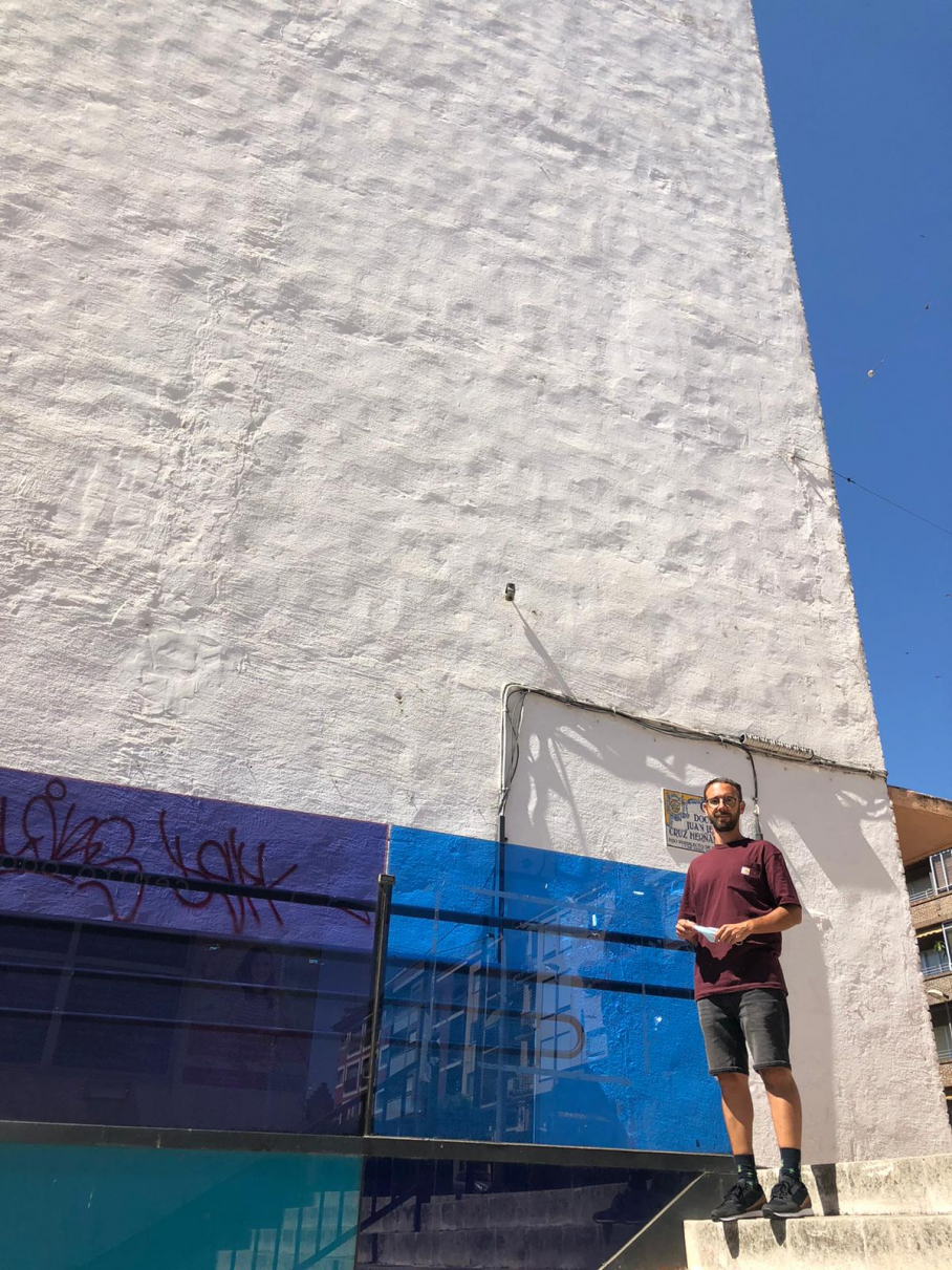 El artista urbano, Brea, delante del muro en el que homenajeará a los trabajadores de la pandemia