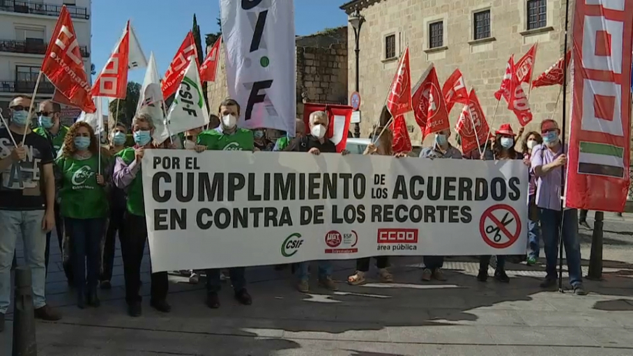 Protesta de los sindicatos frente a la sede de la presidencia de la Junta de Extremadura
