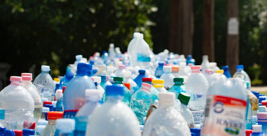 Botellas de plástico no reutilizables