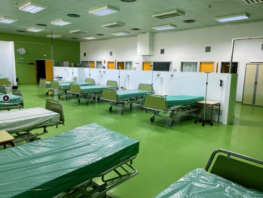 Sala de un hospital preparada para atender pacientes de coronavirus
