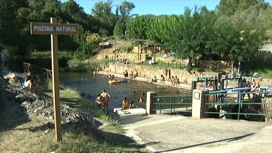 Bañistas en una piscina natural de la Sierra de Gata