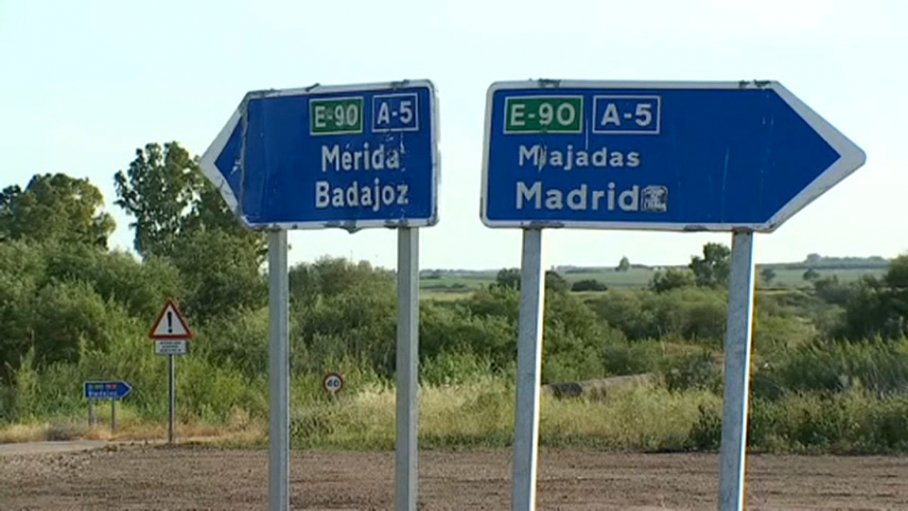 Dos carteles de carretera señalizando direcciones de las provincias de Cáceres y Badajoz