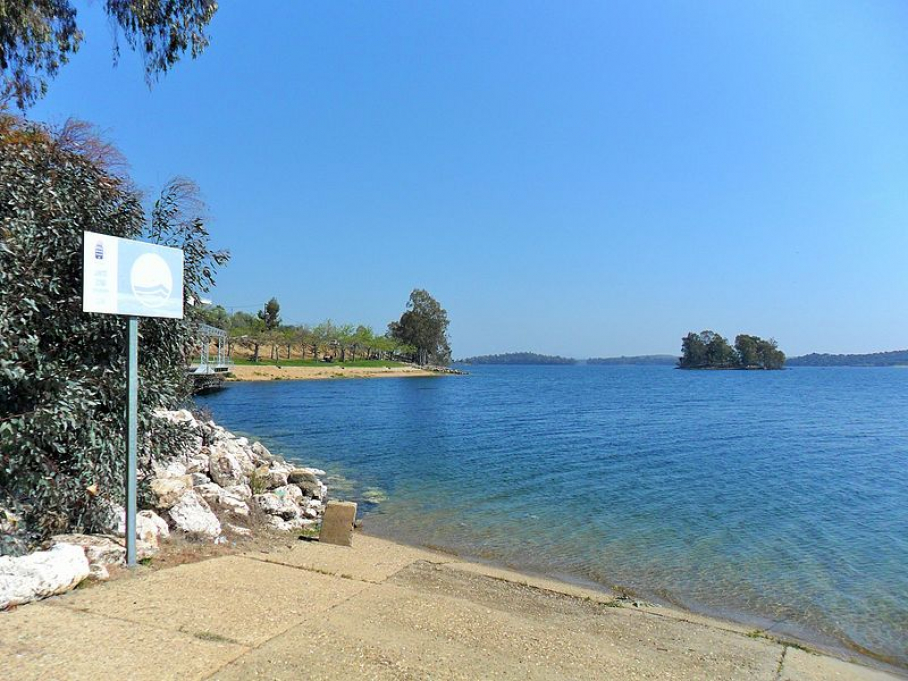 La playa de Orellana la Vieja, única con bandera azul de Extremadura