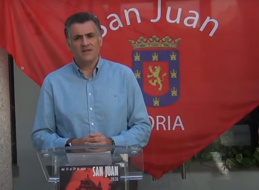 el alcalde de Coria presentando los actos alternativos de San Juan